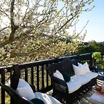 Wentworth House Lavishly Appointed In The Heart Of Daylesford