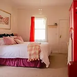 Sweet Retreat - Central, Immersive, Pet Friendly, Renovated, Cute!