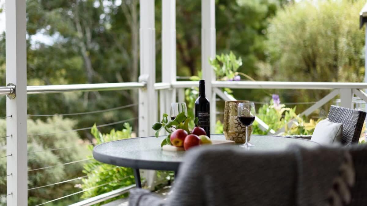Lakeside 2 - View & Bath Apartment Daylesford