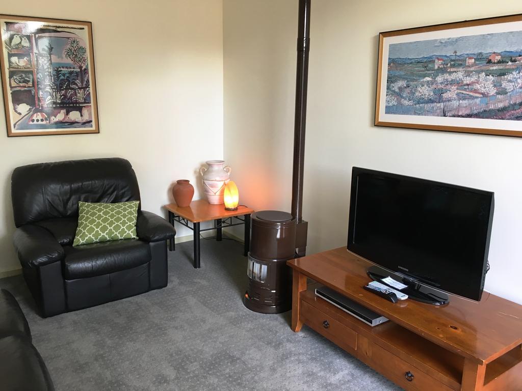 Lakeside Studio Apartment *
